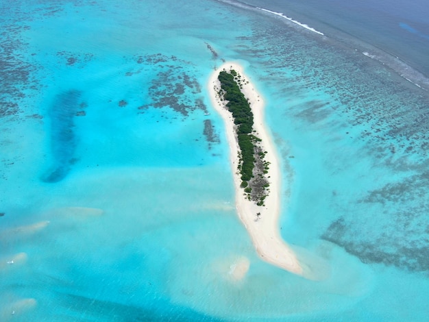 Banc de sable sur les récifs coralliens près des îles Maldives