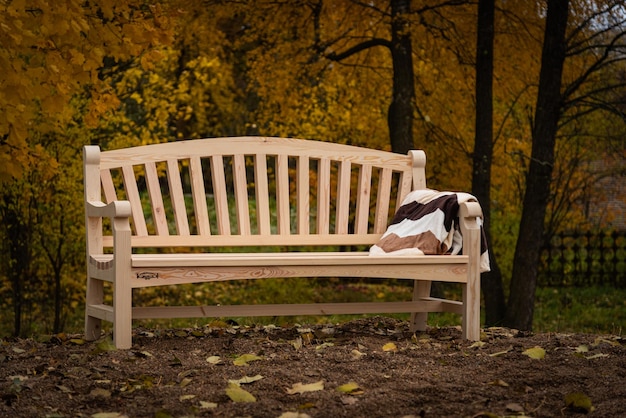 Photo banc de style anglais fait à la main en bois massif