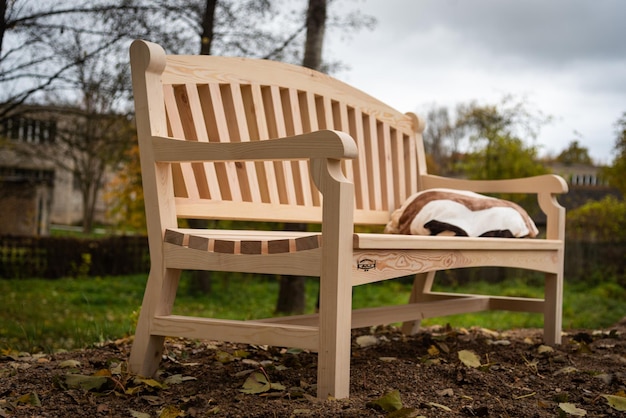 Photo banc de style anglais fait à la main en bois massif