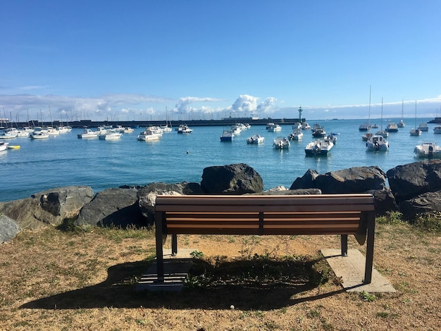 Un banc à terre dans le port.