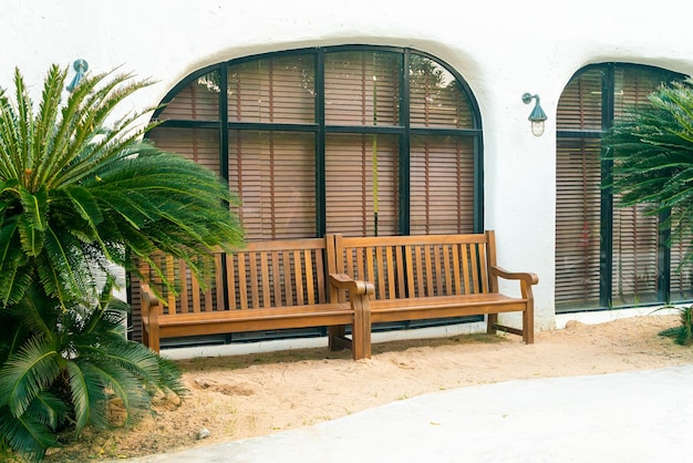 Banc vide avec arbre dans le jardin