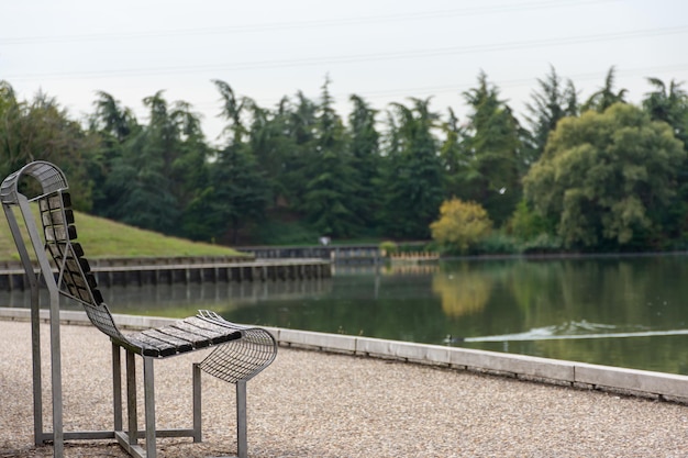 Banc vide au bord du lac pendant la pandémie