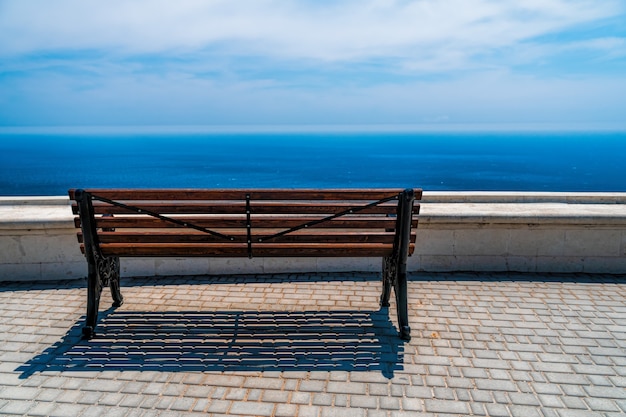 Banc vide au bord de la mer dans la steppe. Vue mer depuis la montagne.