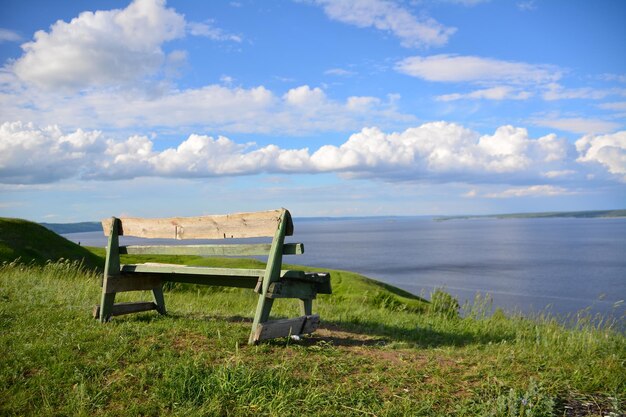 Banc vide au sommet de la montagne avec vue sur ciel nuageux