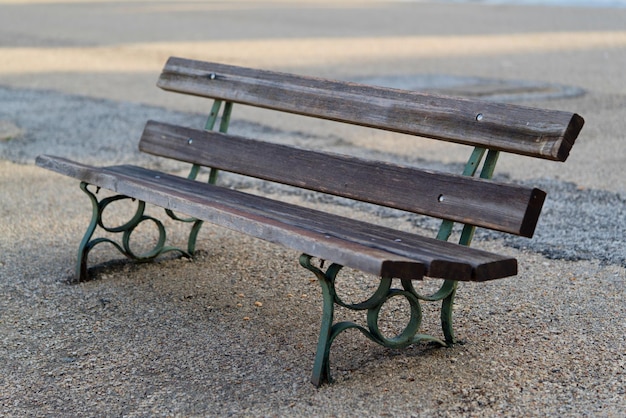 Photo un banc vide en bois libre sur l'extérieur