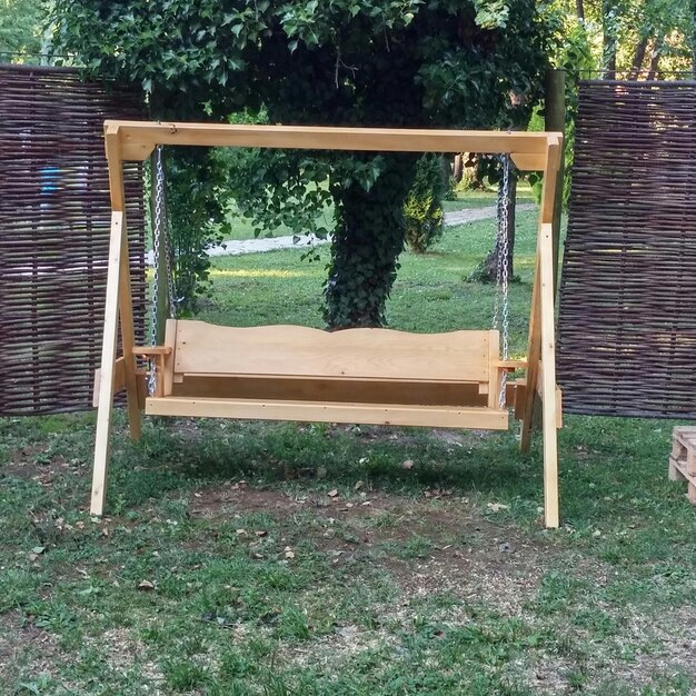 Un banc vide sur un champ d'herbe