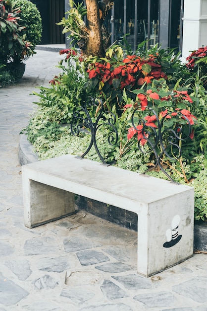 Banc Vide Dans Le Jardin De La Maison