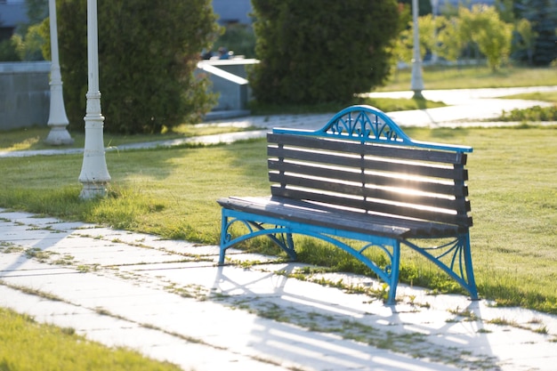 Un banc vide dans le parc d'été