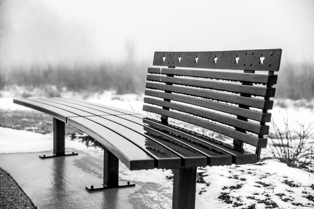 Photo un banc vide dans le parc en hiver