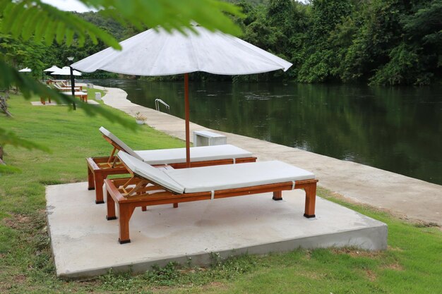 Banc vide dans un parc près d'un lac