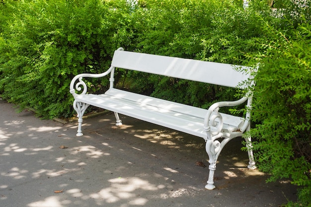 Photo un banc vide dans le parc.