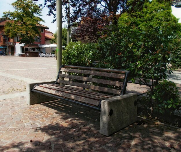 Un banc vide dans le parc.