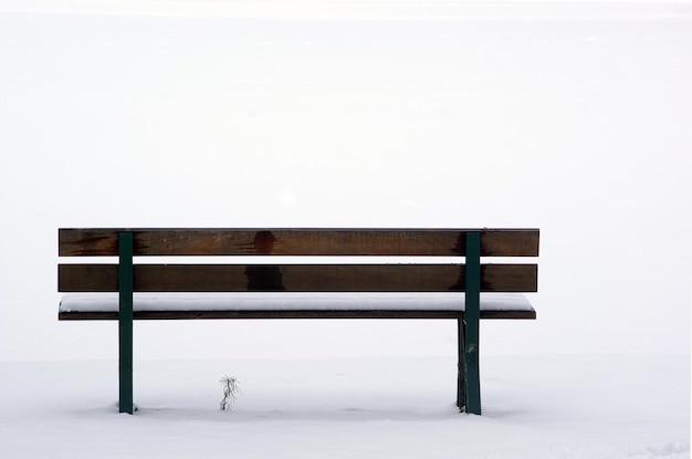 Photo un banc vide sur un fond blanc