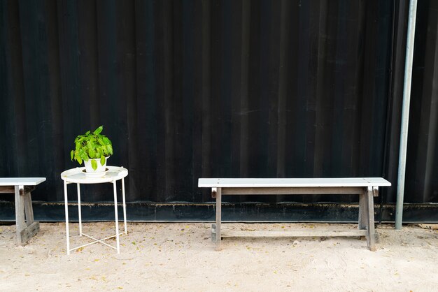 banc vide avec fond de mur noir