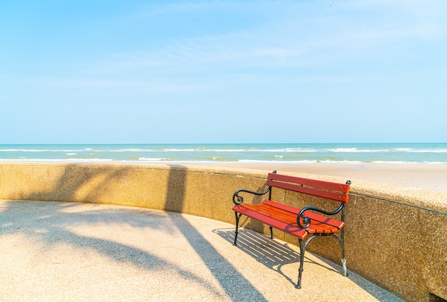 banc vide avec plage de la mer