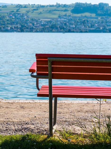 Photo un banc vide sur la plage près du lac