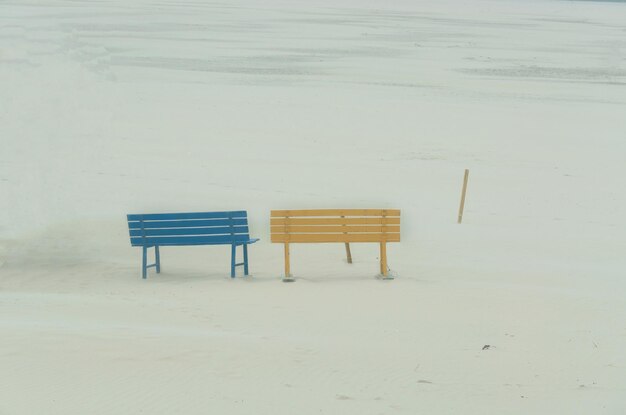 Photo un banc vide sur la plage