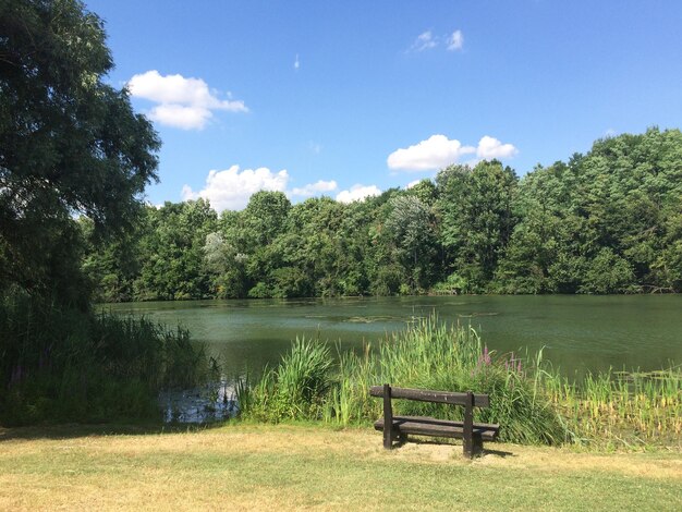 Photo un banc vide près du lac.