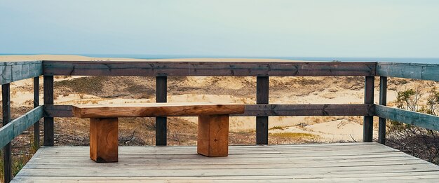 Un banc vide près de la mer.