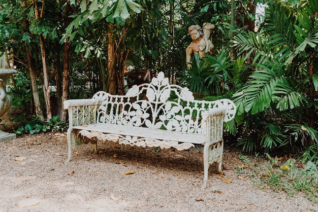 banc vintage vide dans le jardin - filtre à effet vintage