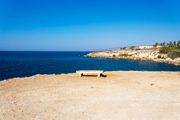 Banc avec vue sur la mer et les montagnes un jour d'été