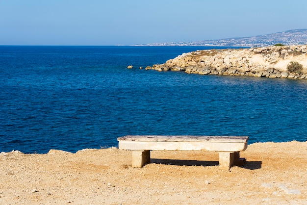 Banc avec vue sur la mer et les montagnes un jour d'été