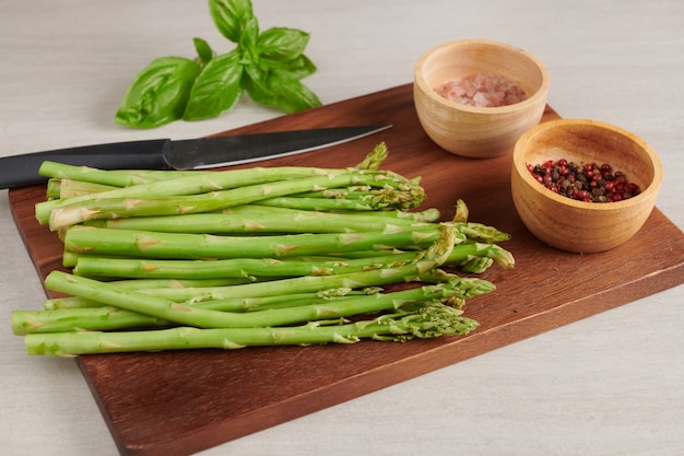 Banches d'asperges vertes fraîches sur une surface en bois