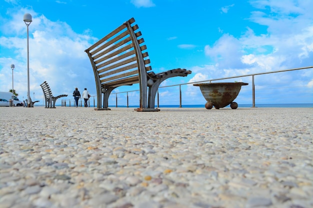 Bancs au bord de la mer en Sardaigne Italie