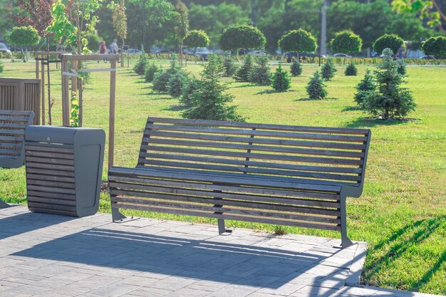 Bancs en bois dans le parc de la ville