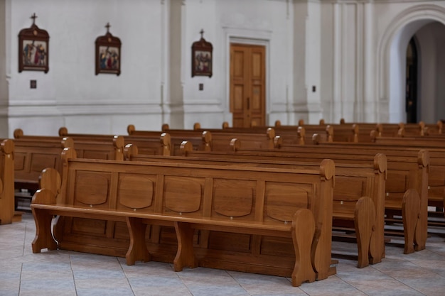 Bancs en bois dans la vieille église