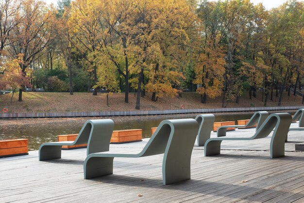 Bancs et chaises longues pour les loisirs dans le parc de la ville d'automne