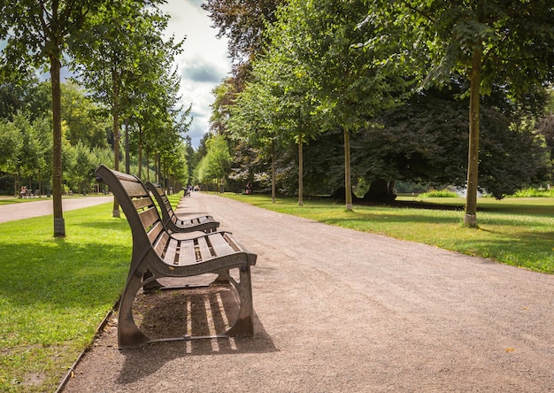 Des bancs dans le parc contre le ciel