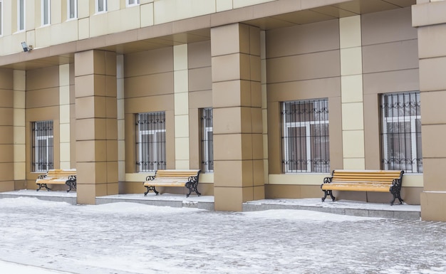 Bancs dans le parc de la ville d'hiver