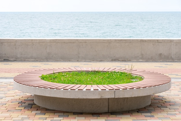 Bancs ronds pour se reposer sur la côte