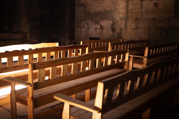 Bancs vides dans l’église