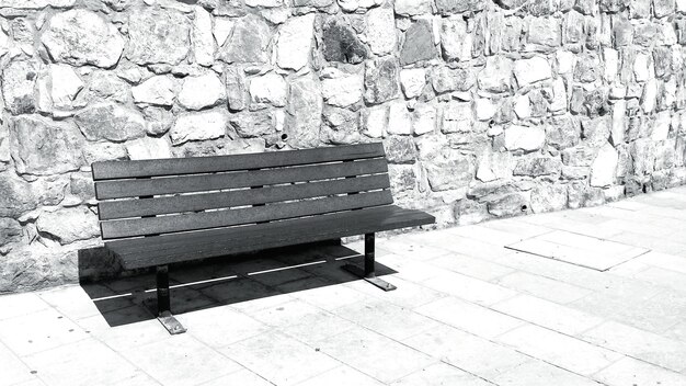 Des bancs vides dans le noir.