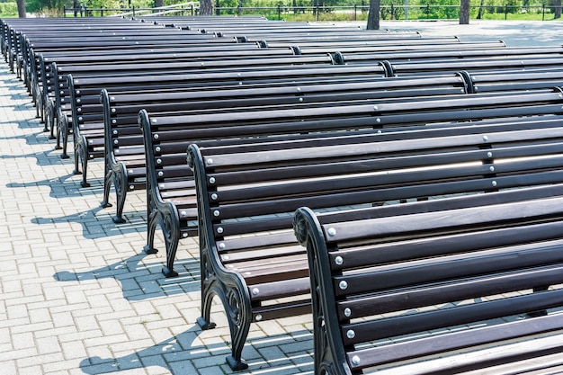 Bancs vides sur une scène ouverte