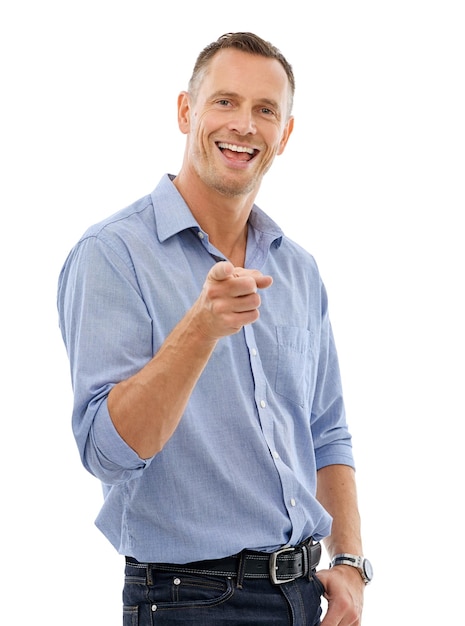 Bande dessinée confiante et portrait d'un homme pointant pour la comédie isolé sur fond blanc Bonne fierté et beau mec mature avec un geste de la main pour saluer et motiver sur fond