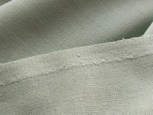 Une bande étroite le long du bord fractionné du tissu le long des fils de chaîne caractérisée par la fabrication Fil de trame qui tresse les bords du tissu Une bande sur un morceau de tissu