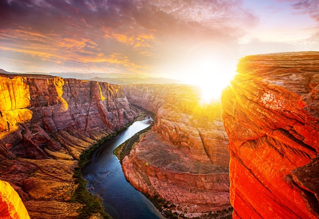 Bande de fer à cheval sur le moment du coucher du soleil du grand canyon au parc national du grand canyon de Horseshoe Bend