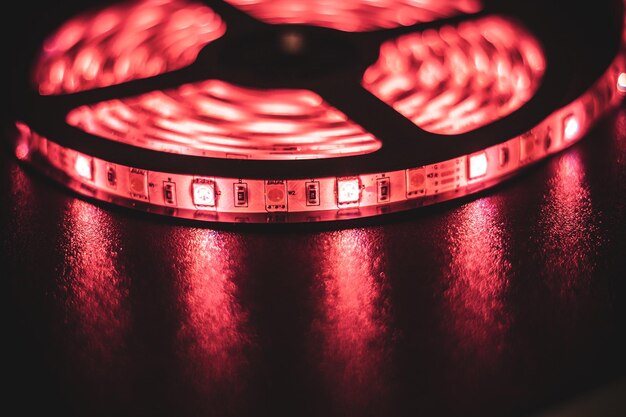 Bande LED avec LED rouges sur fond noir