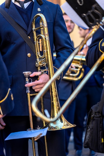 Une bande de musiciens d'instruments à vent faisant de la musique dans la rue