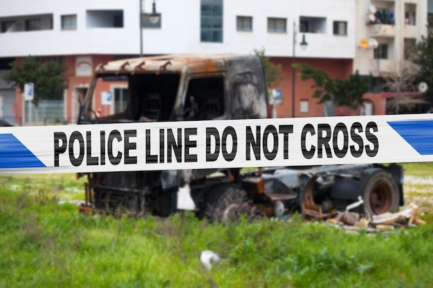 Bande de police britannique barricadant un camion incendié