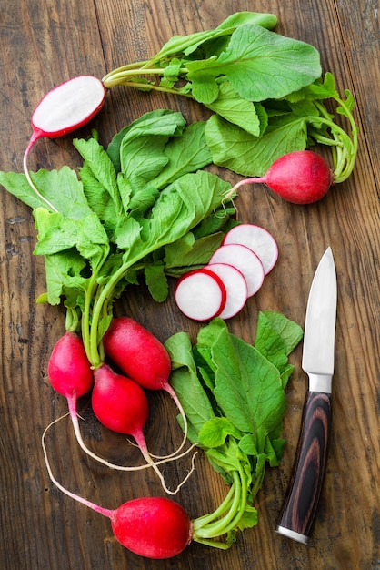 Photo bande de radis frais sur fond de bois