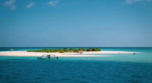 Bande de sable aux Maldives.