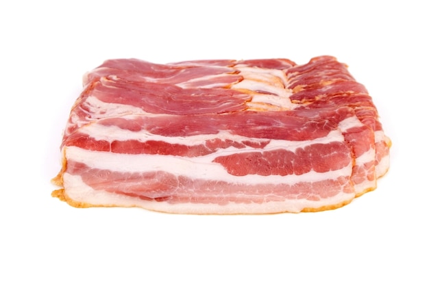 Bandes de bacon tranches de viande de porc fumée crues isolées sur blanc