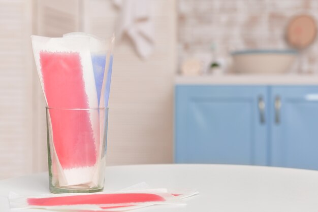 Bandes de cire sur table dans la salle de bain