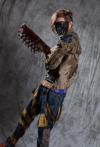 Bandit Postapocalyptique Ou Cyber Punk En Masque Et Tenue Grunge Avec Des  Armes Pour Vol Et Agression