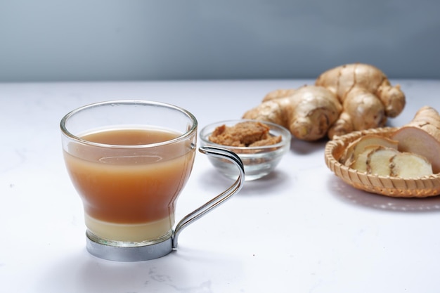 bandrek boisson chaude sundanaise composée d'un mélange de sucre de palme et de lait condensé