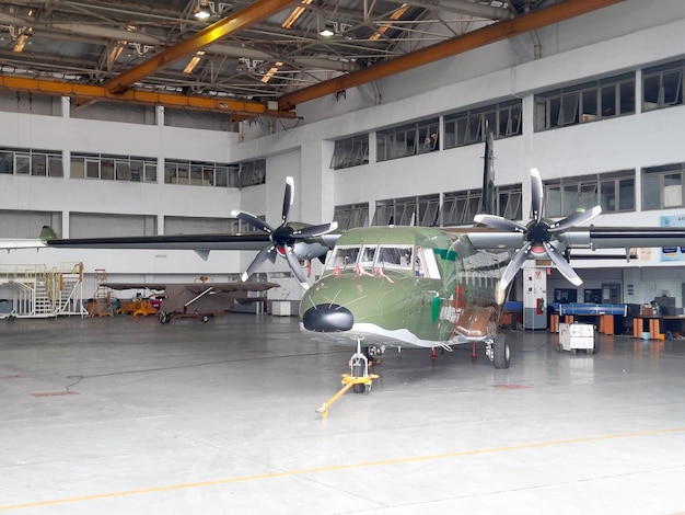 Photo bandung indonésie 5 novembre 2023 exposition d'aéronefs à l'intérieur de l'usine d'assemblage d'avions